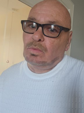 English men looking for love